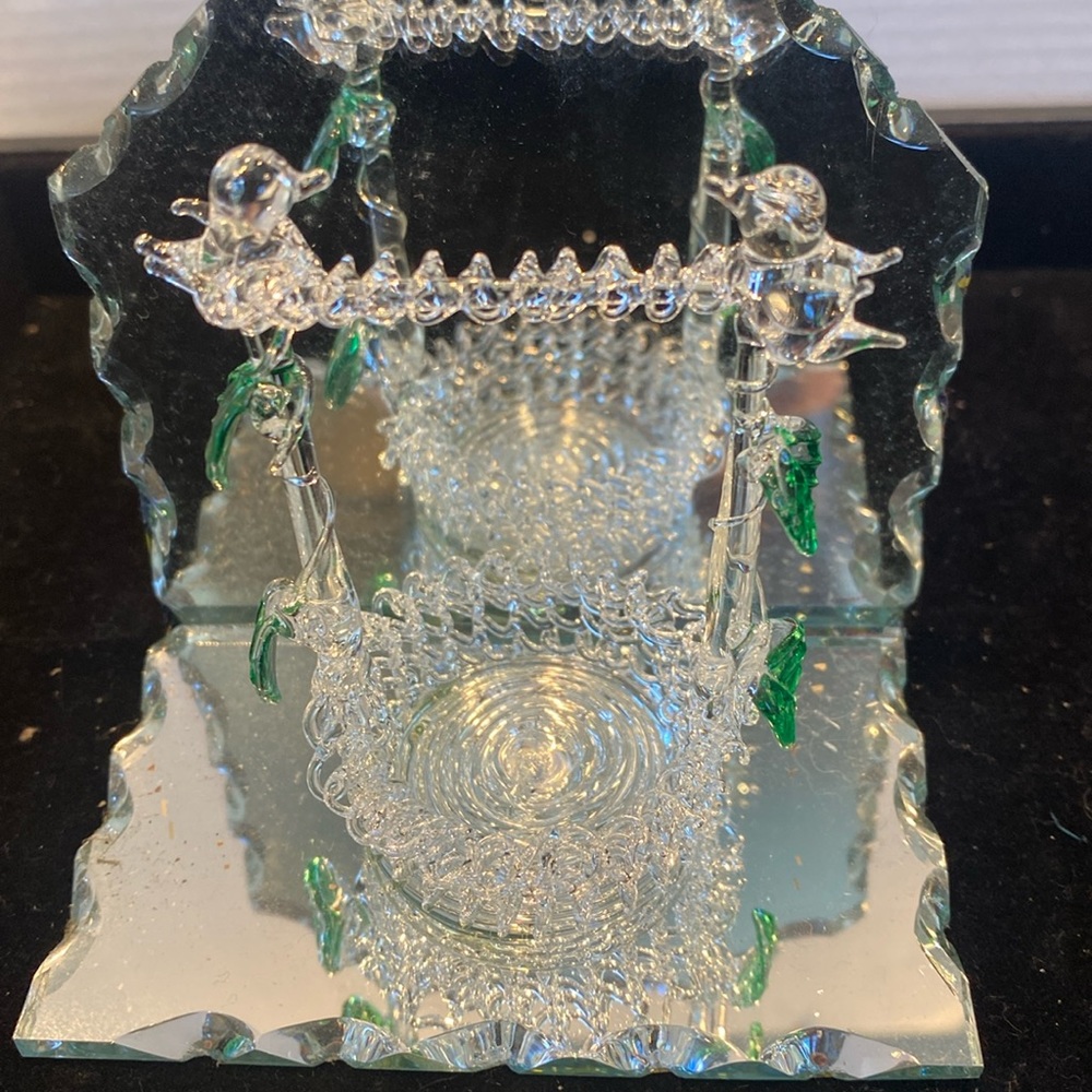NIB Spun Glass Wishing Well on Scalloped Mirror Base